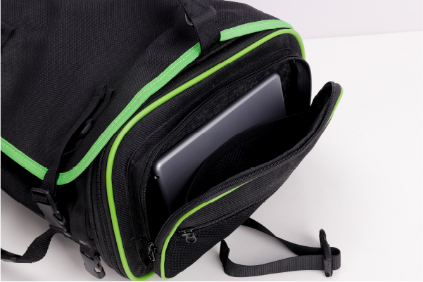 多機能バッグ　サイドポケットにはスマホや小物を収納できます